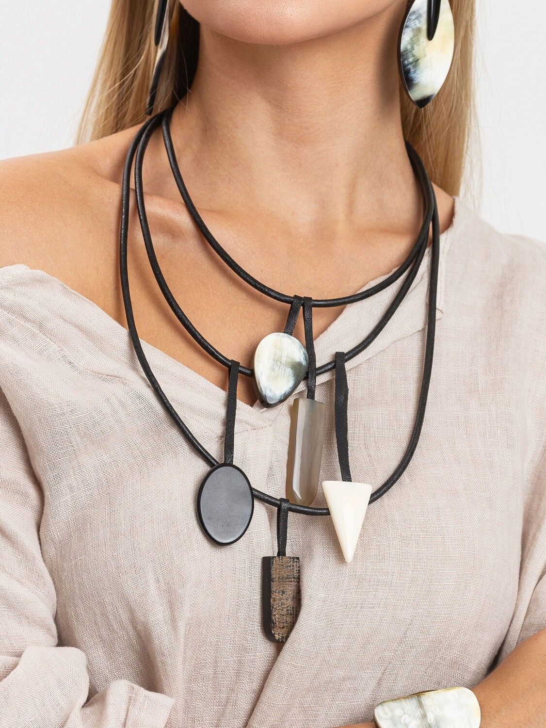 Collier in corne de buffle sur triple cordon en cuir