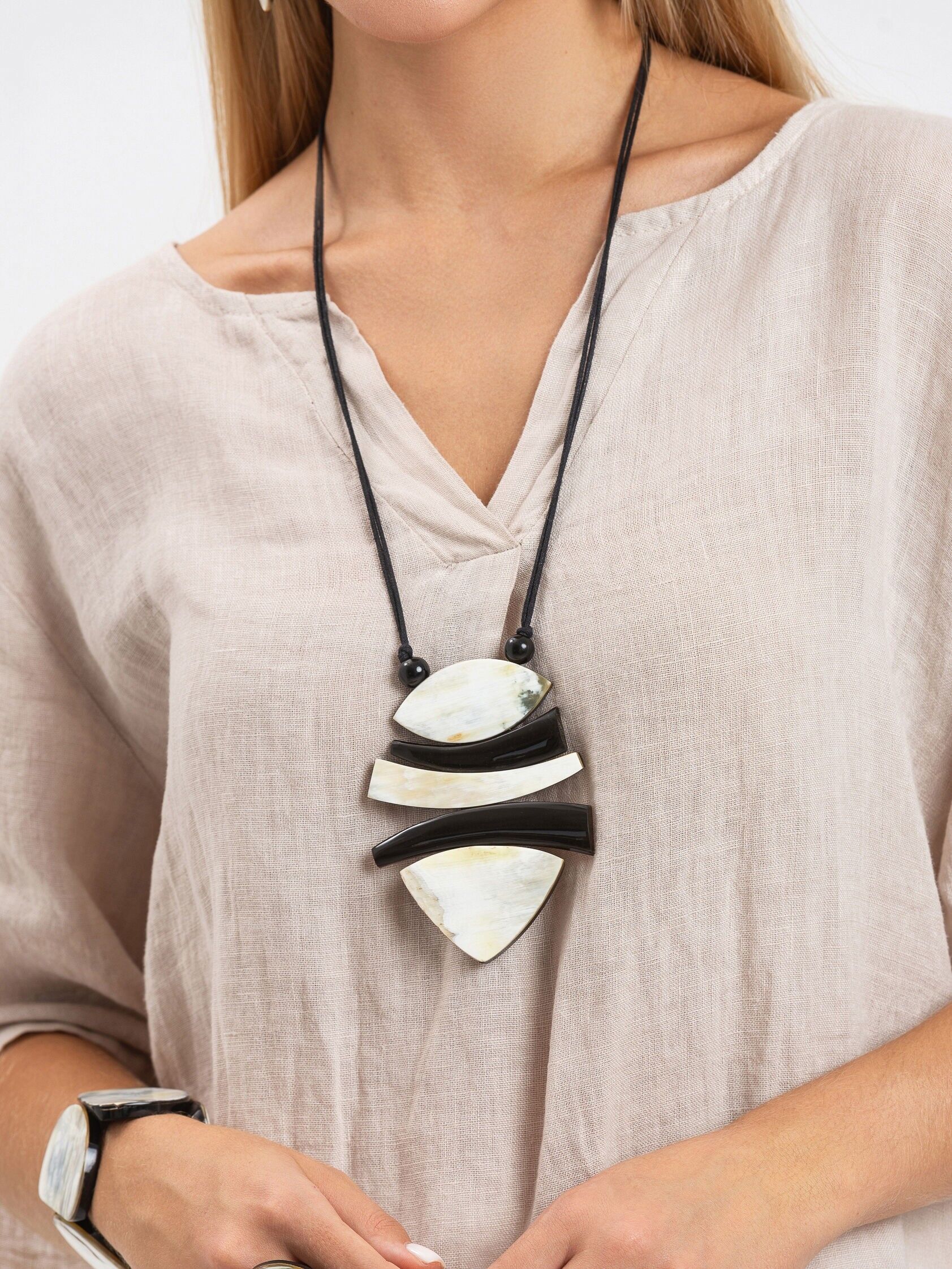 Collier pendente in corne de buffle