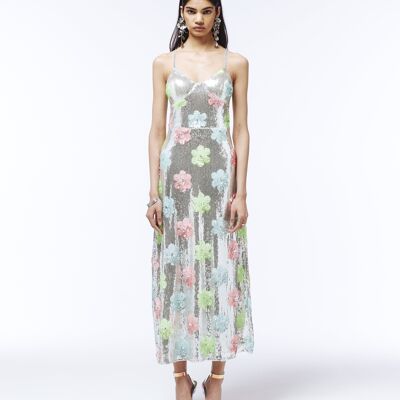 Vestido plateado con lentejuelas y adornos florales metálicos