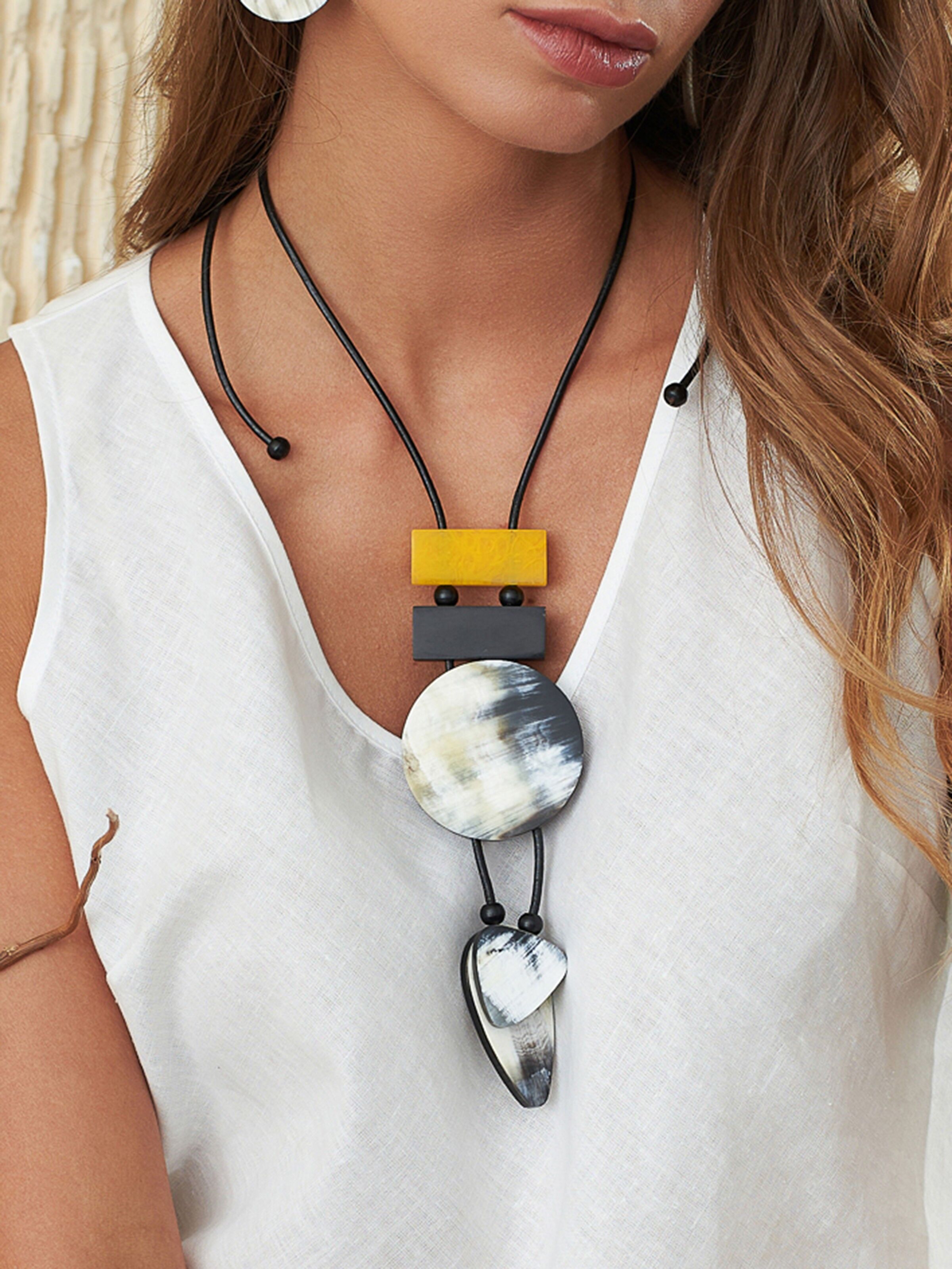 Collier in corne de buffle e resina gialla