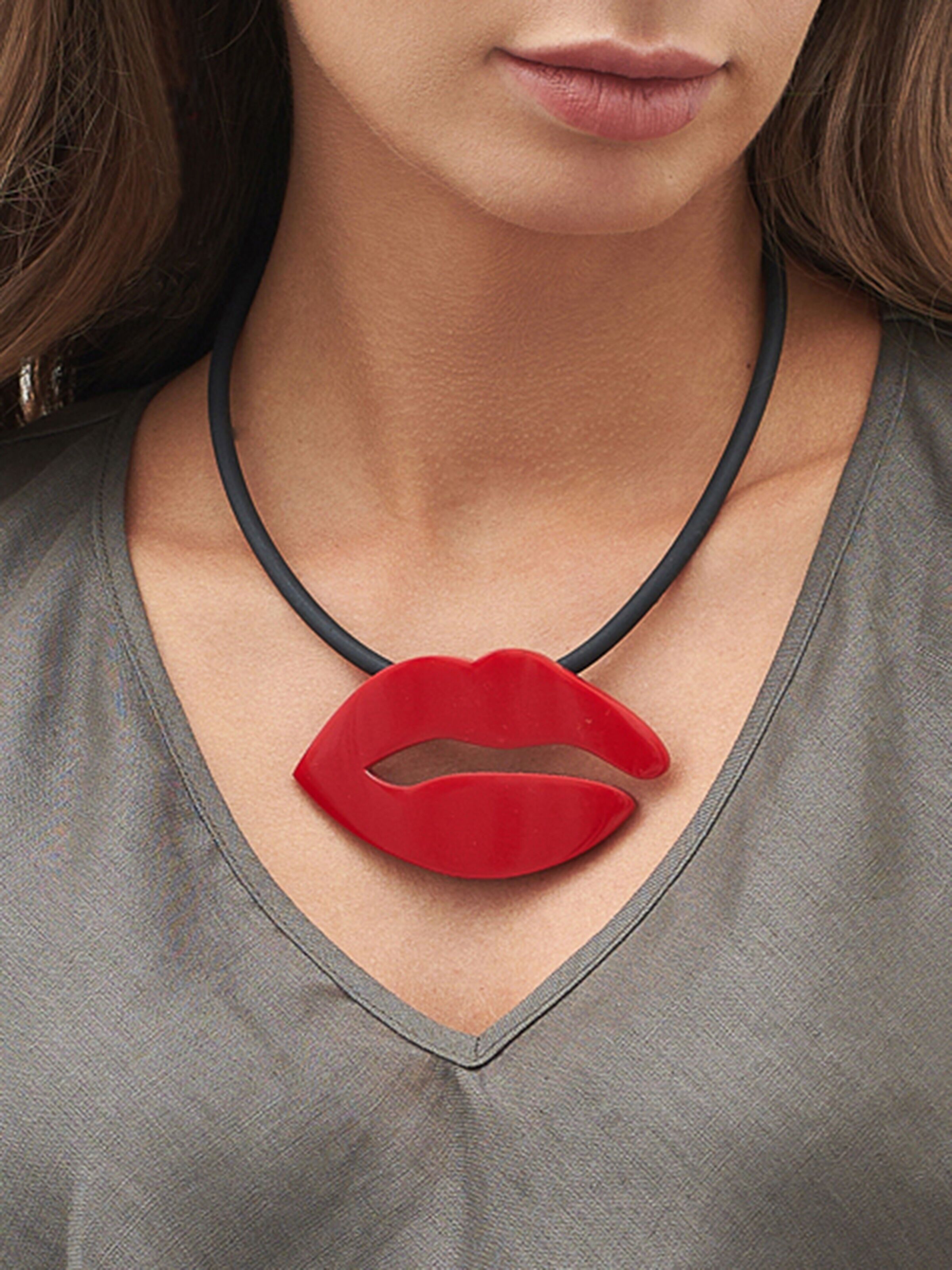 Collier pendentif lèvres rouges