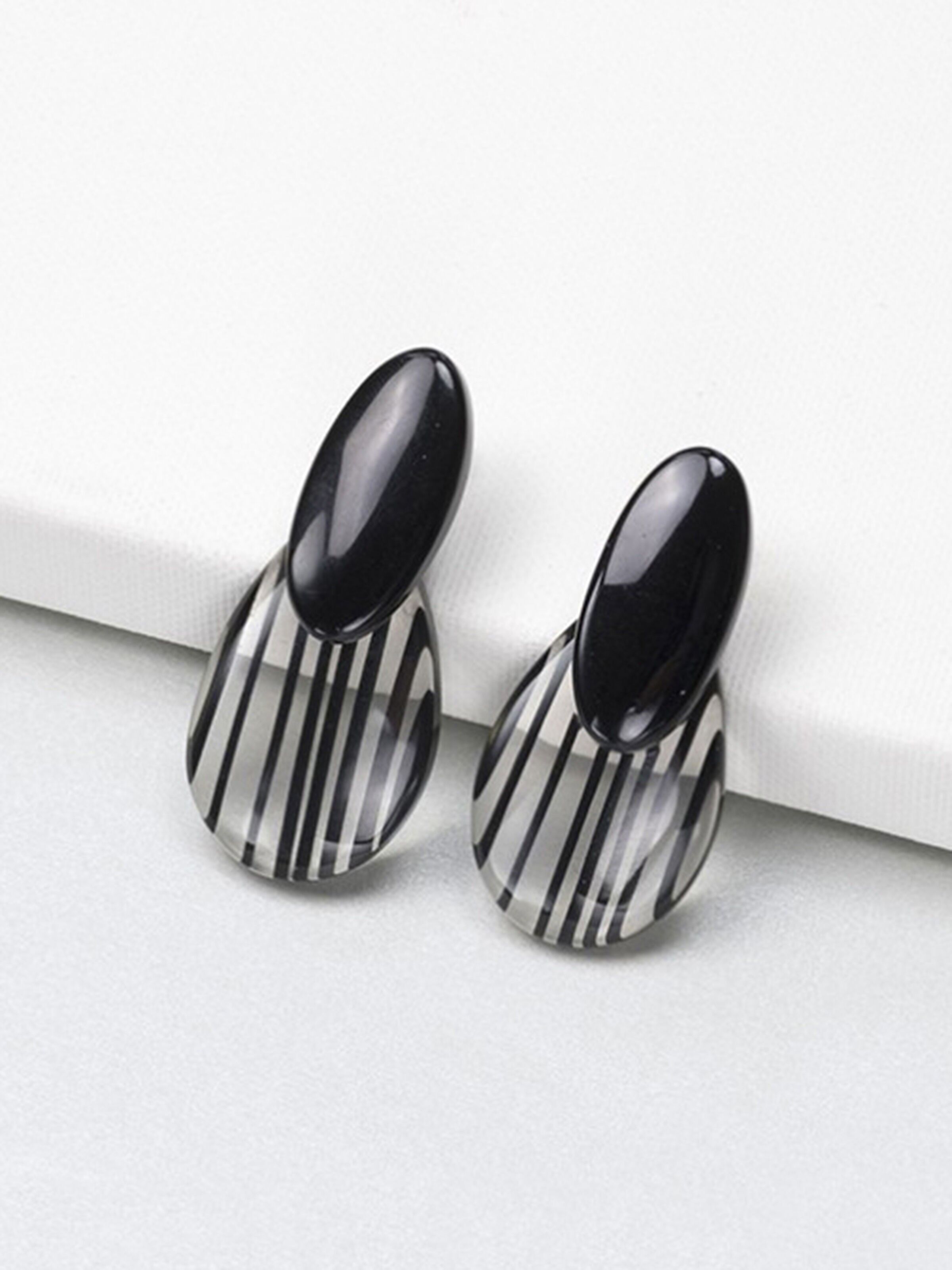 Boucles d'oreilles à tige en résine rayée