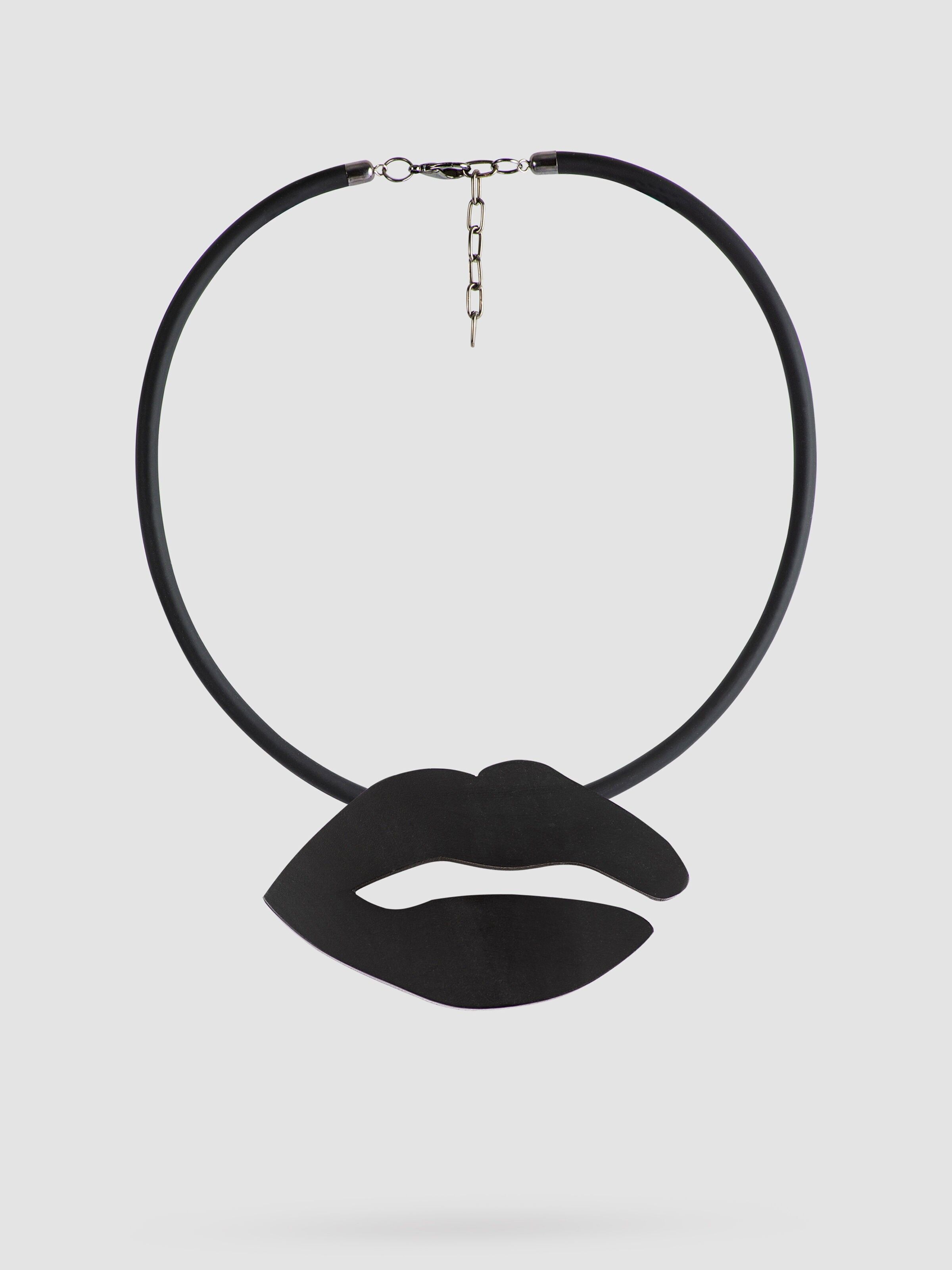 Collana con ciondolo a forma di labbra in legno di mango