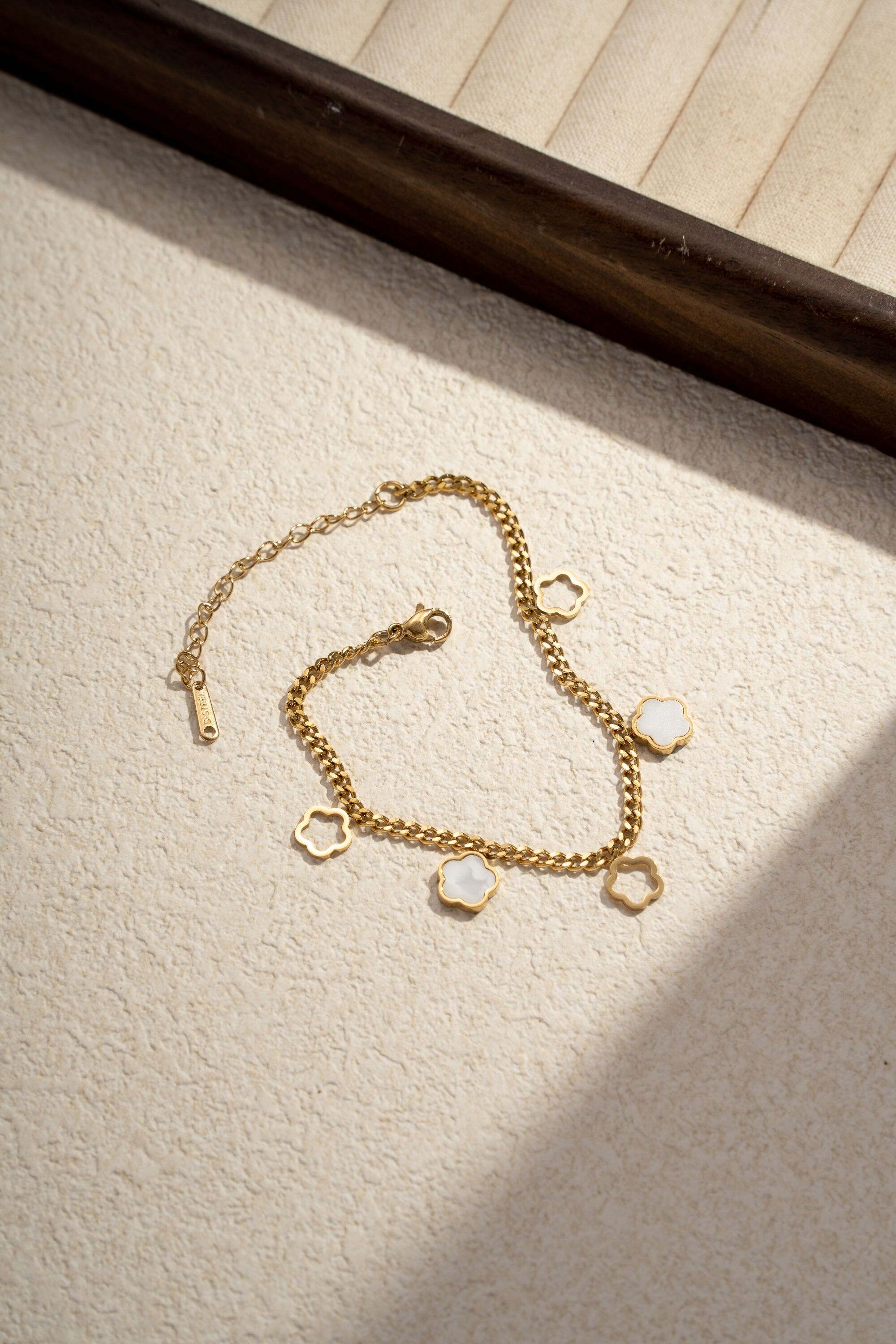 Pulsera de acero inoxidable con dije de trébol