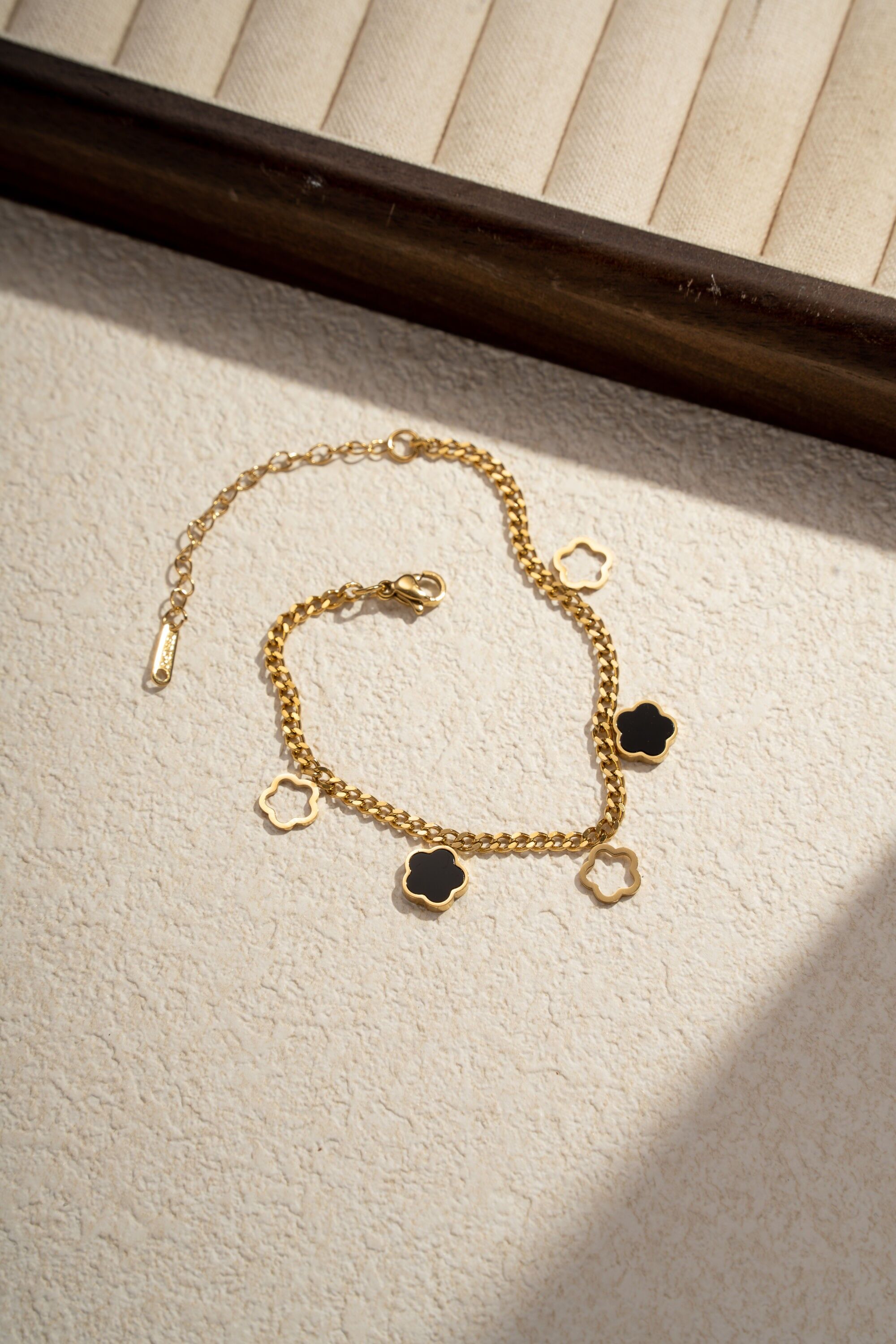 Pulsera de acero inoxidable con dije de trébol