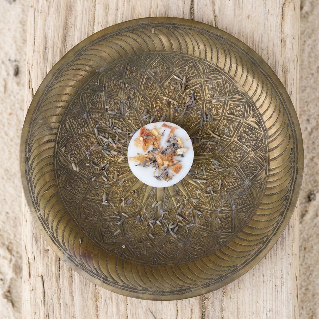 Throat Chakra Melt - Release - Lavender fragrance. Scented pebble. Box of 9 fondants. Chakras. Energy treatment. Well-being scent. Energy. Perfume of Grasse. Dried flowers.
