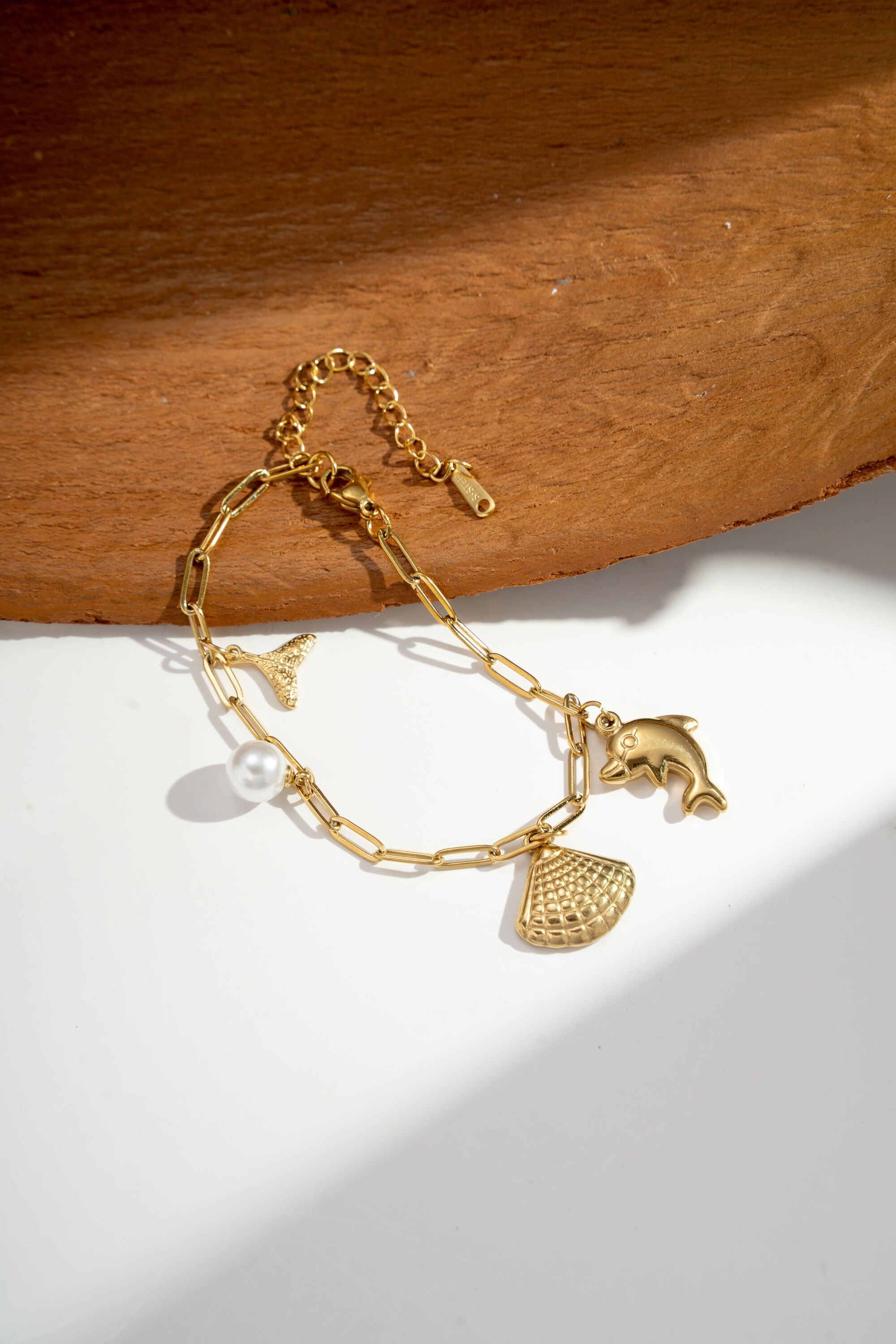 Pulsera con dijes de concha, pez y cuentas de acero