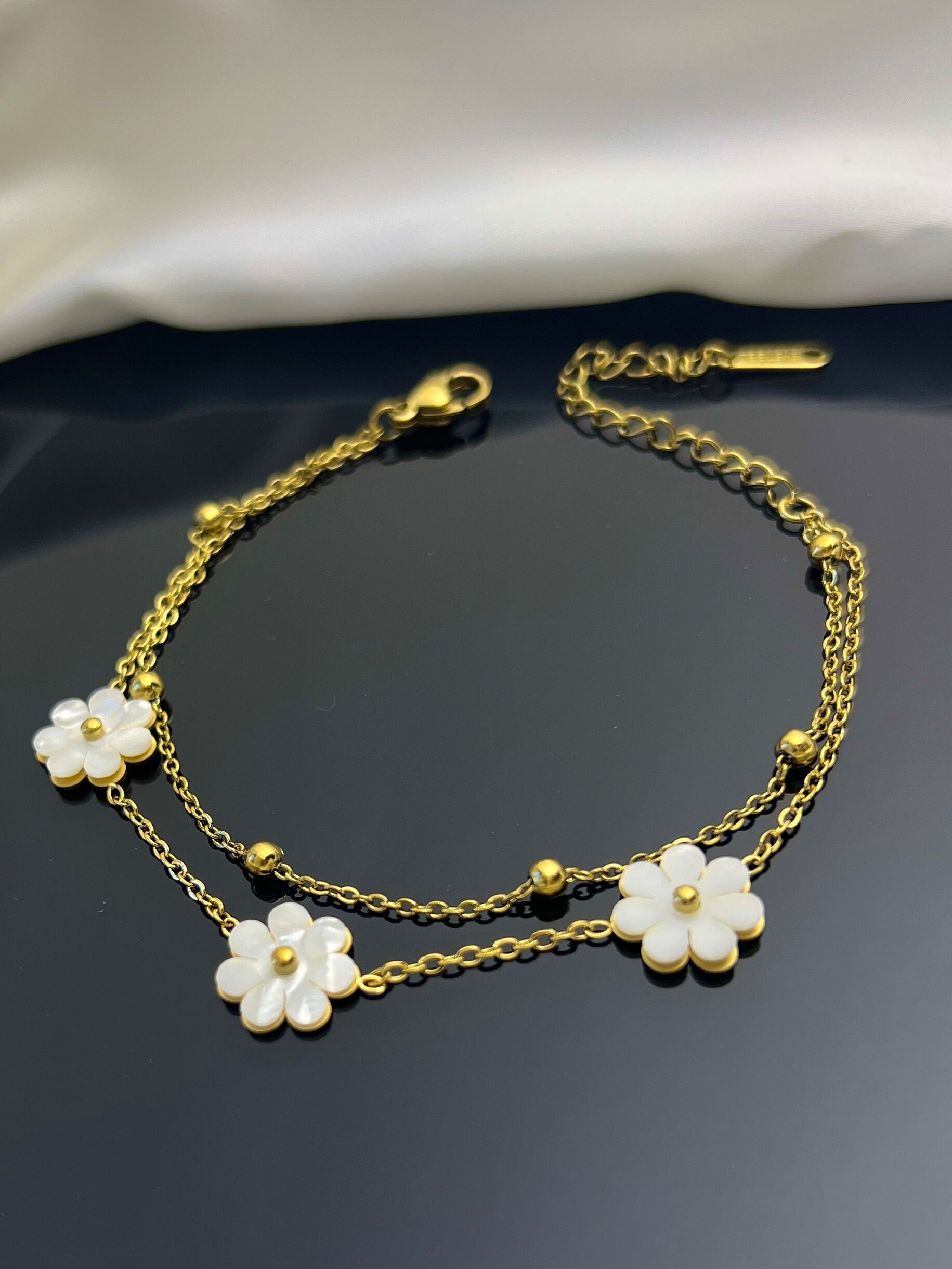 Double-wrapped flower bracelet in natural mother-of-pearl in steel