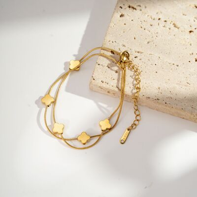 Double-wrapped steel bracelet with lucky clover motif