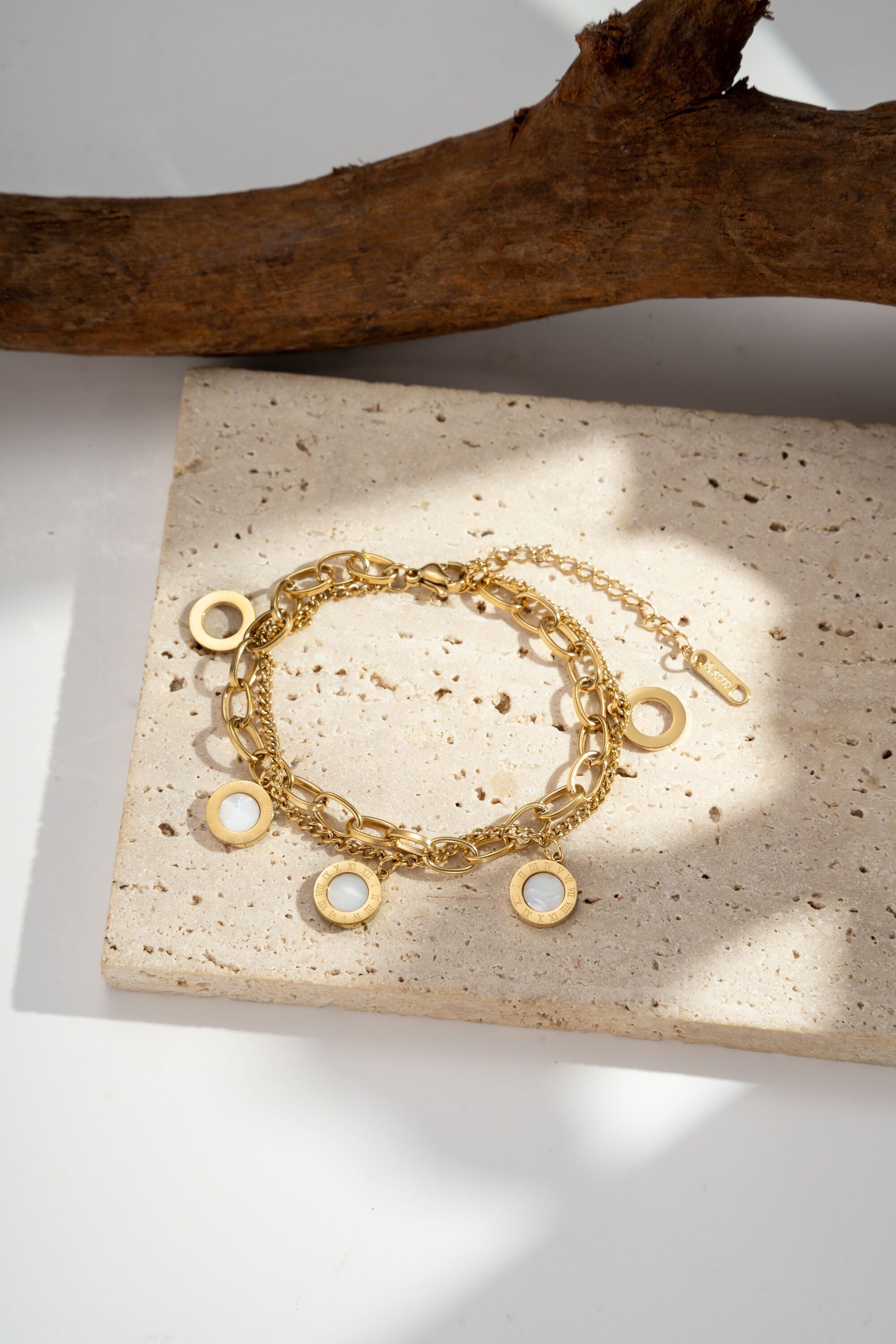 Pulsera de oro de doble vuelta con dije redondo de nácar