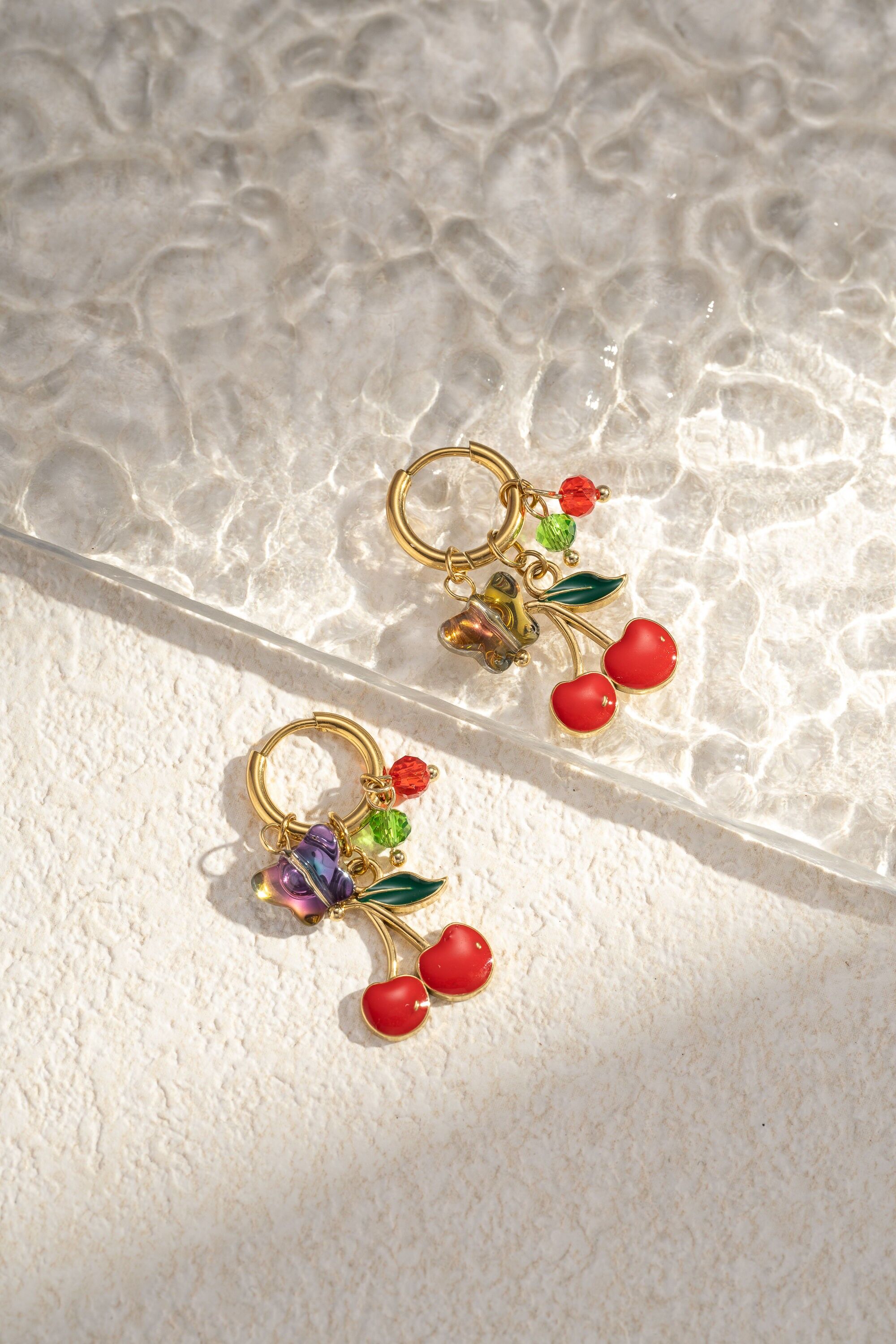 Pendiente de aro colgante de acero color cereza con perla de color