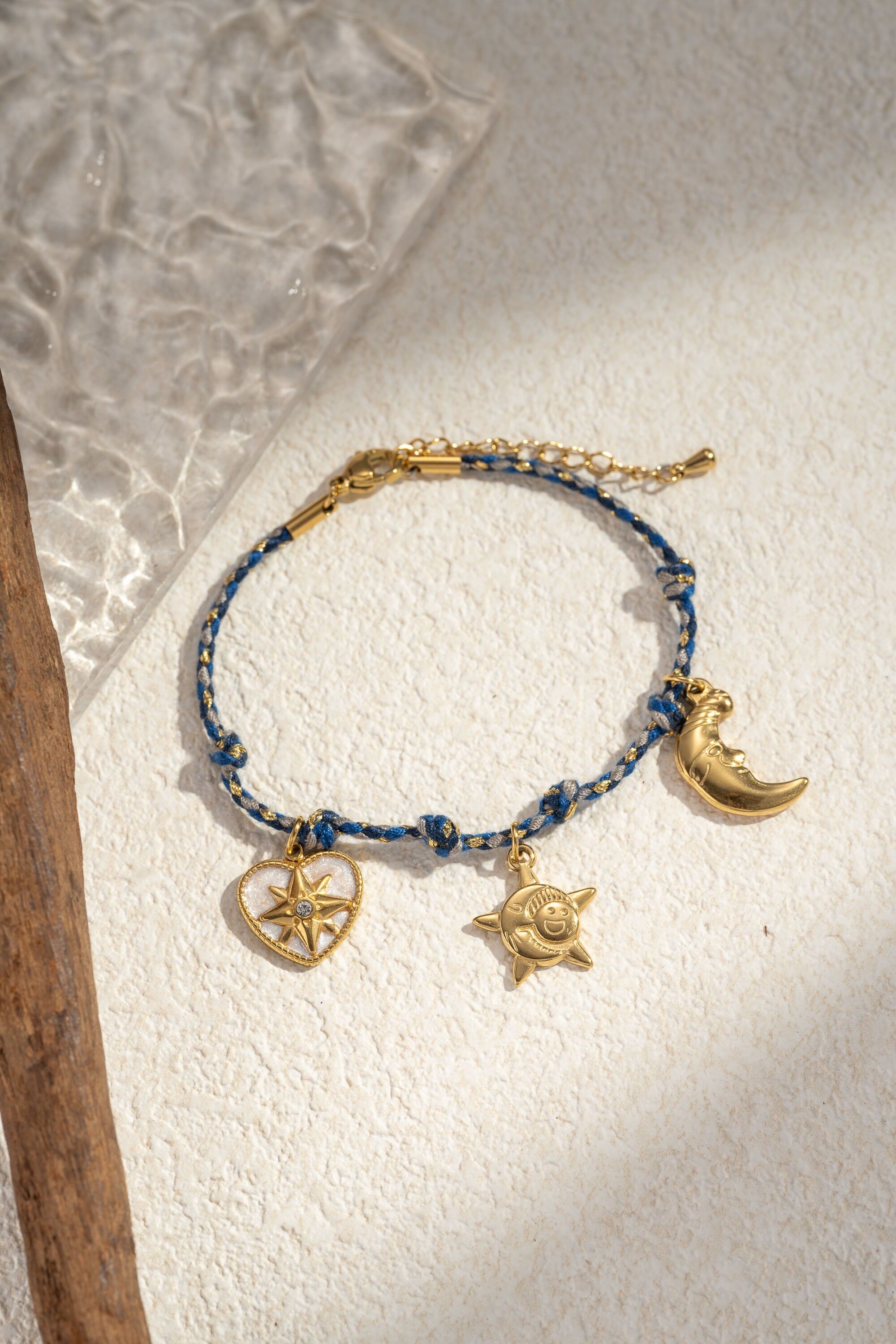 Pulsera de cuerda trenzada con charms de acero, corazón, estrella, luna