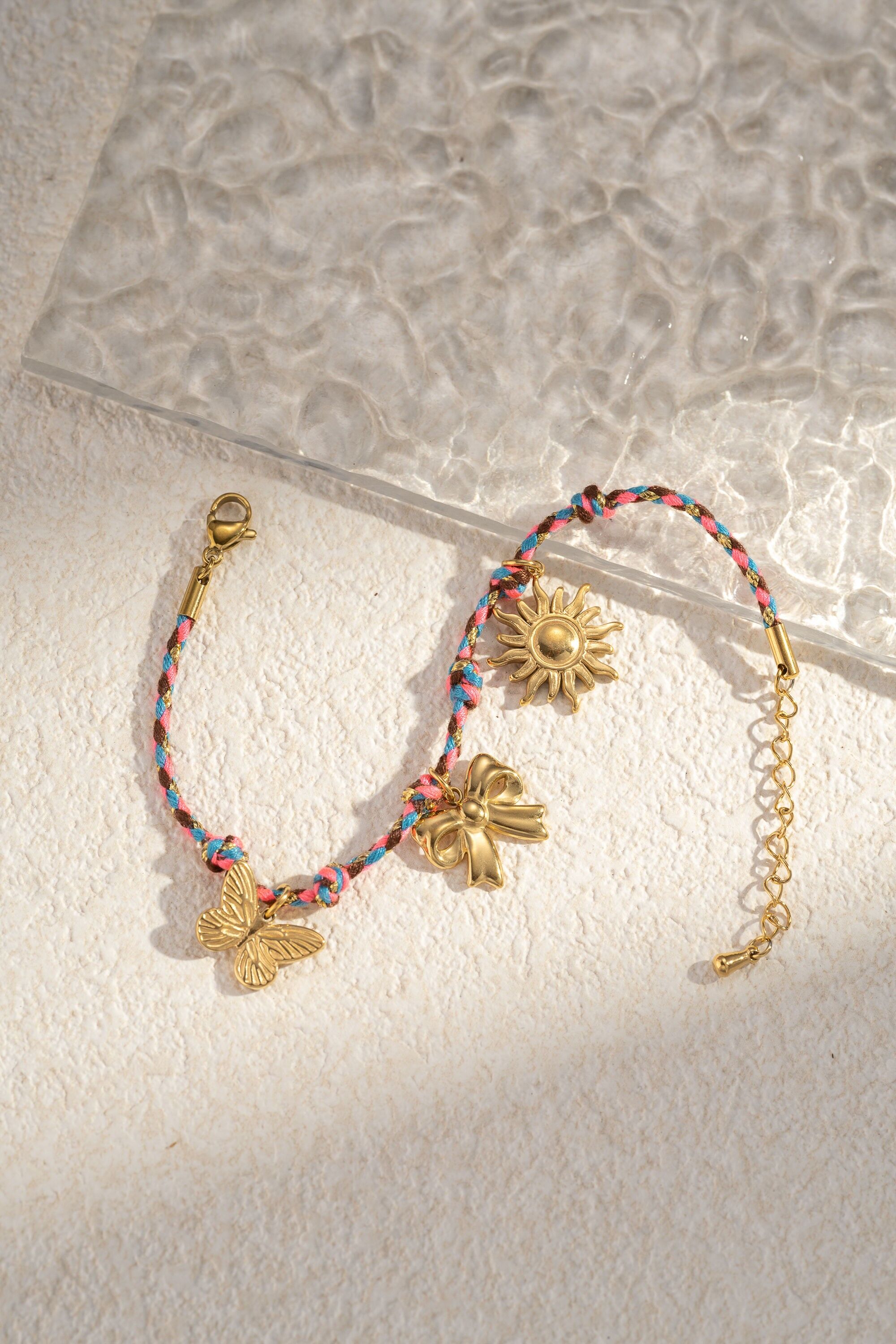Pulsera de cuerda trenzada con pajarita de acero y charms de sol