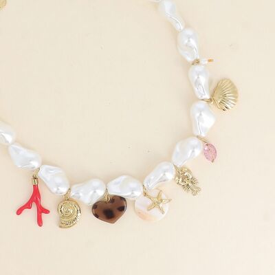 Collana su filo - perle di resina bianca, ramo di corallo, conchiglie, cuore di resina leopardo, stella marina, moneta perlata, aragosta