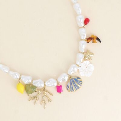 Collana su filo - perle di resina bianca, ramo di corallo, fiore perlato, conchiglia smaltata, stella marina, uccello in resina, limone, perla a forma di cuore