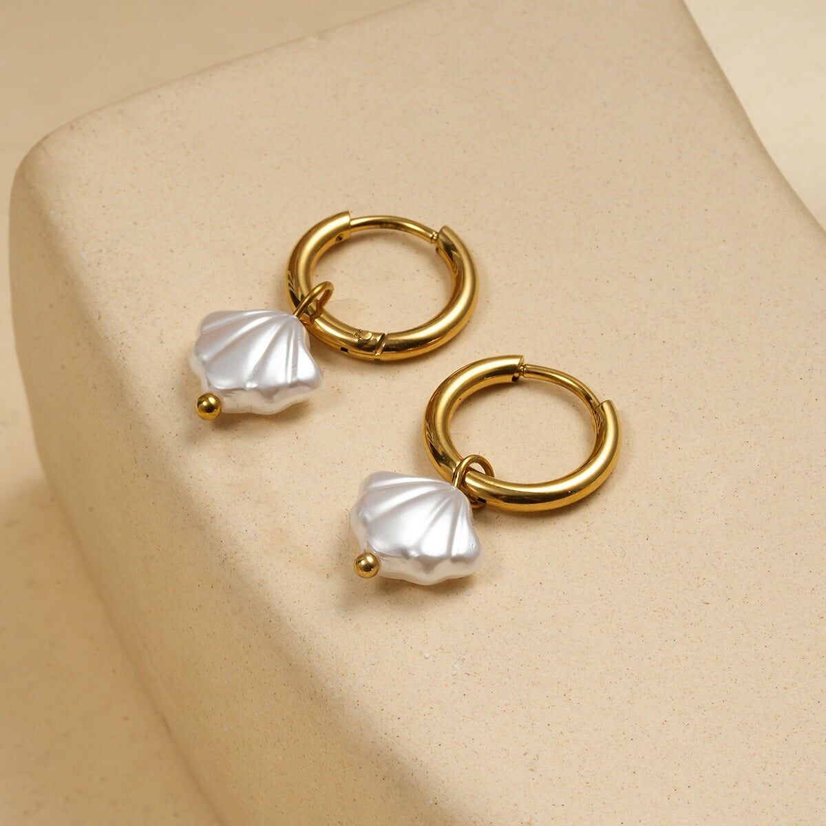 Orecchini a cerchio in oro con perla di conchiglia