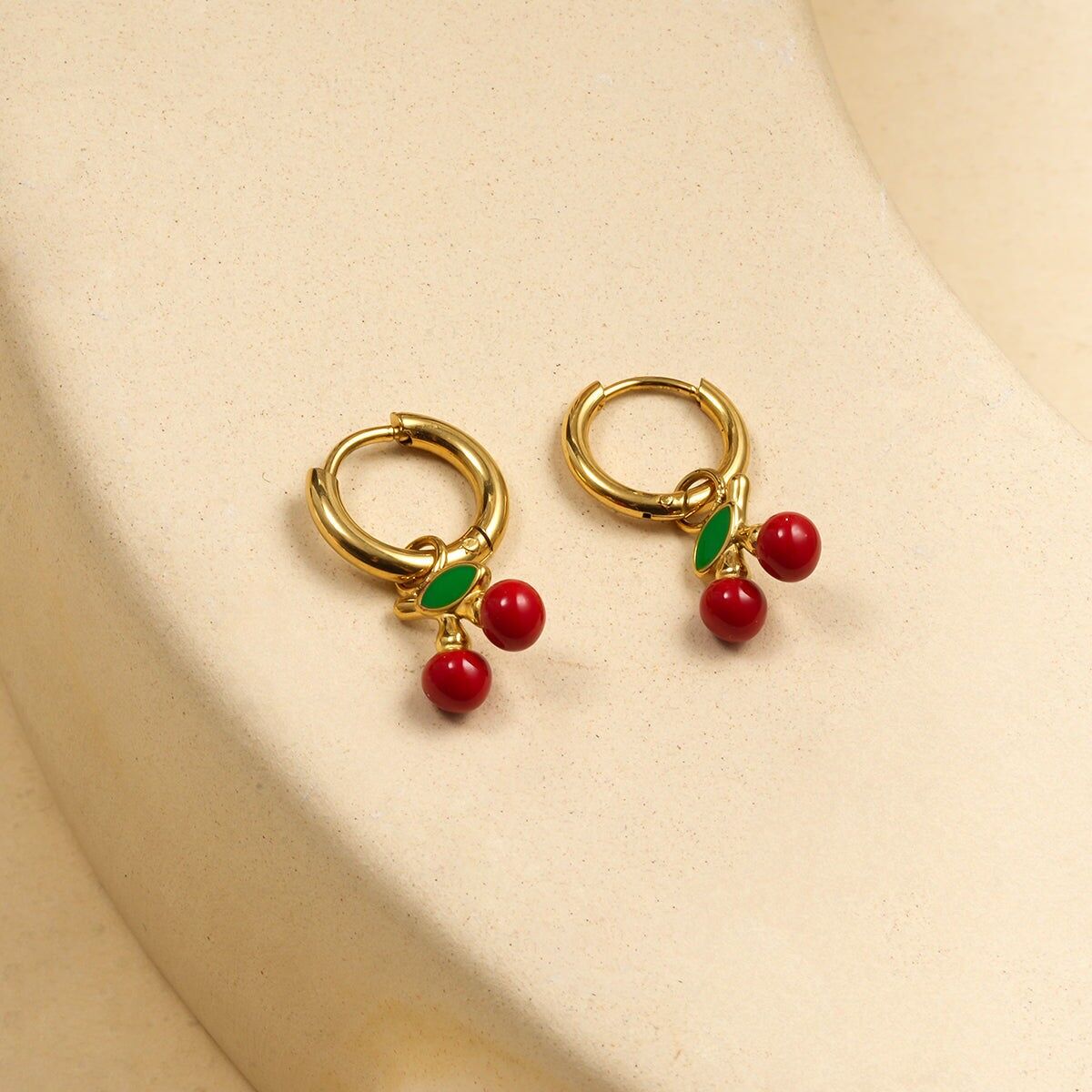 Verspielte Kirschgold-Creolen