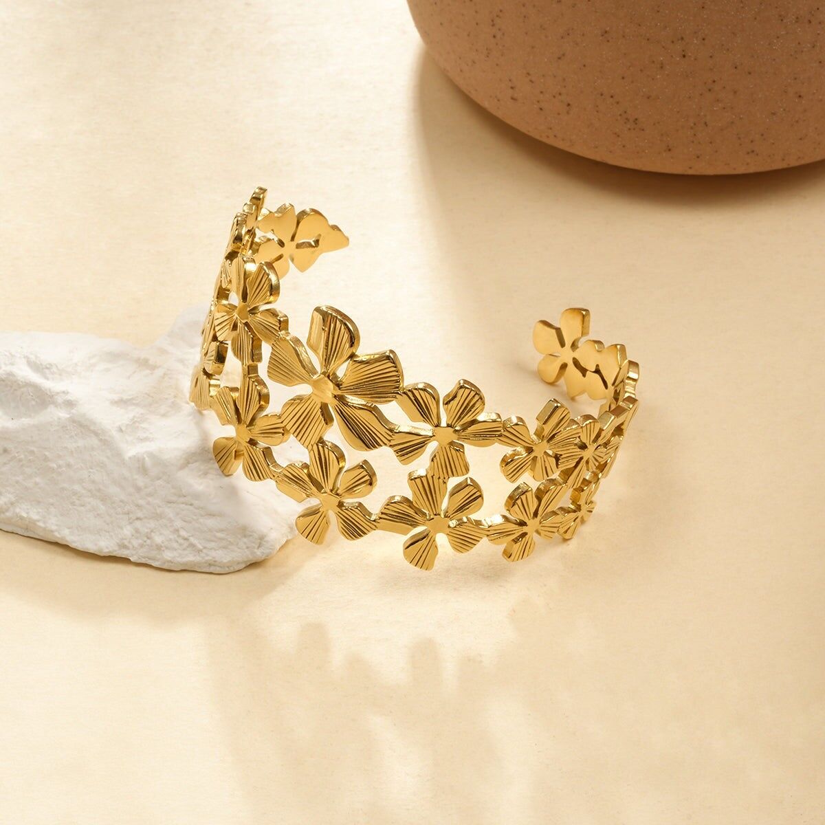 Bracciale polsino a doppia linea con fiori in oro