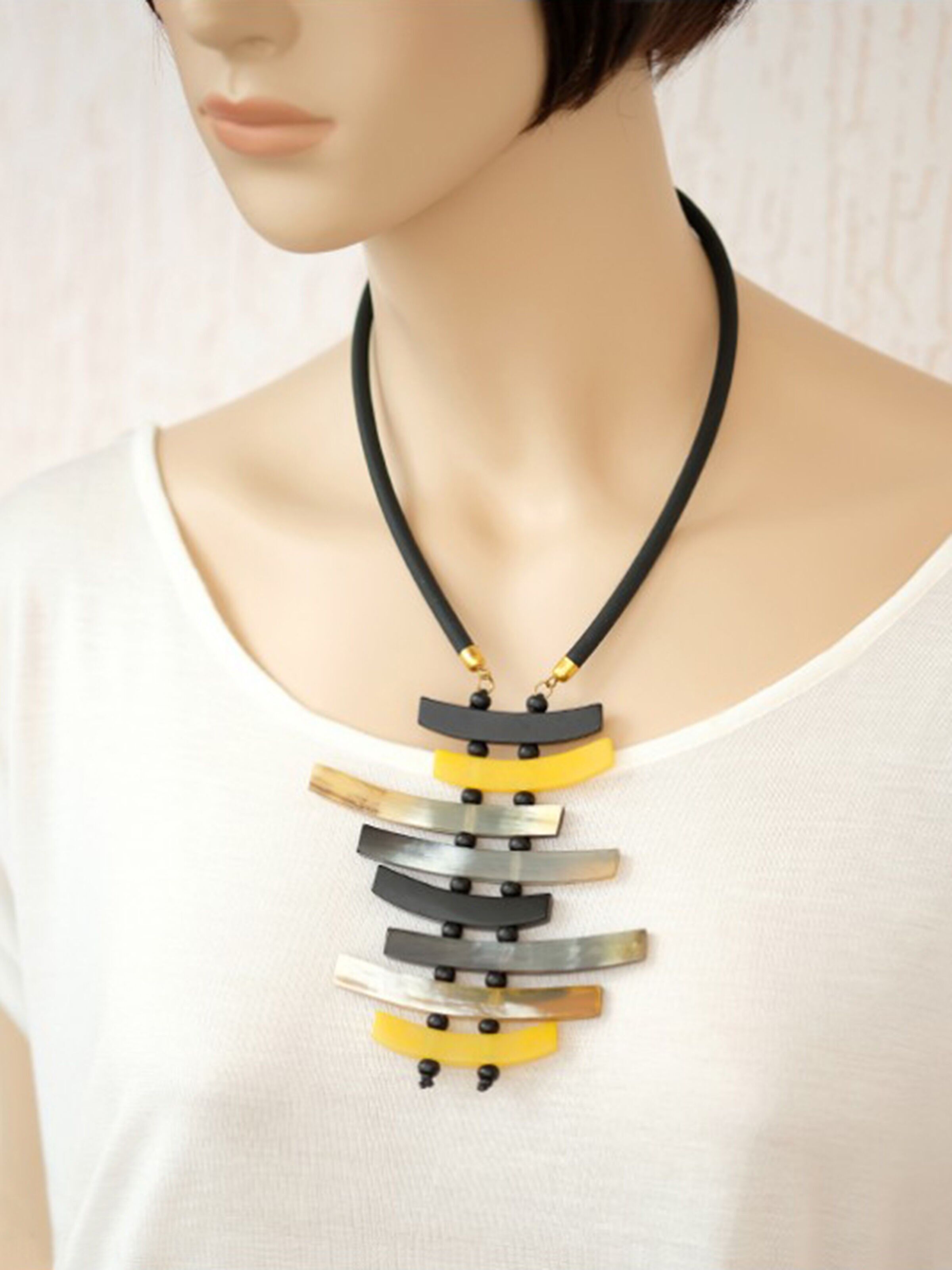 Collier en corne et résine jaune