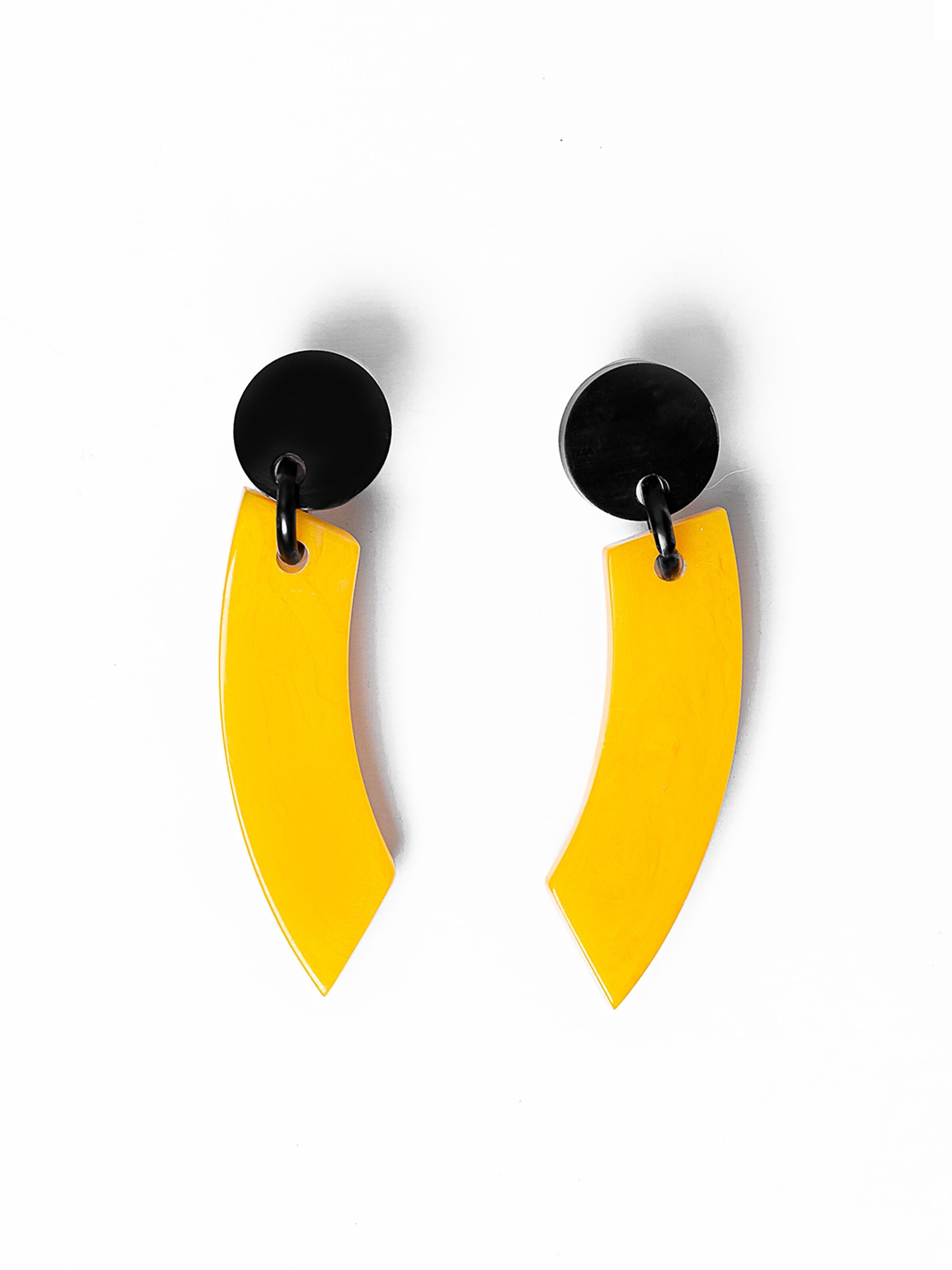 Boucles d'oreilles en corne et résine jaune