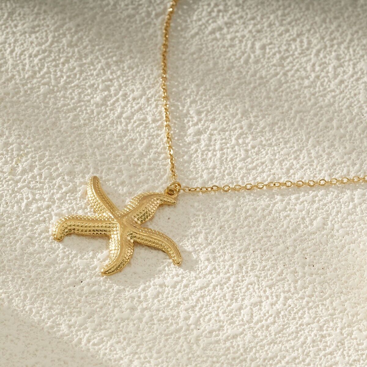 Collana a catena in oro con stella marina intagliata