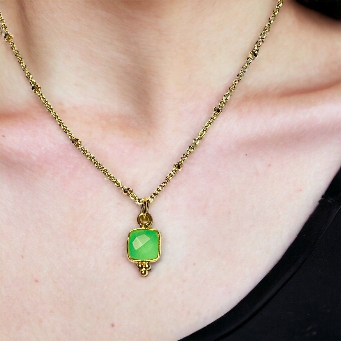 Ciondolo "ANGELICA" pietra di Calcedonio dorata e oro zecchino