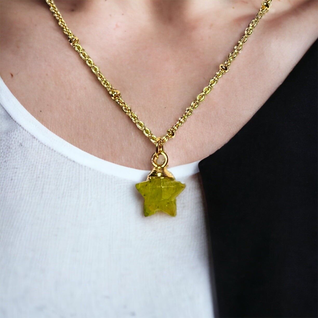 Ciondolo "ANTOINETTE" dorato con pietra Peridoto Stella in oro fino