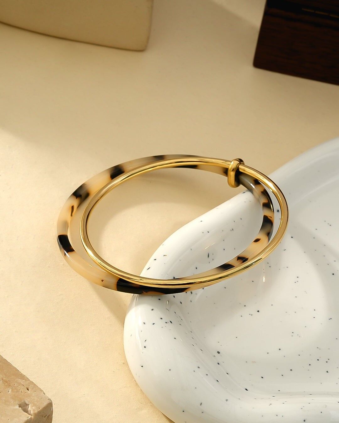 Bracciale rigido multicerchio in oro e acrilico con motivo animale leopardo