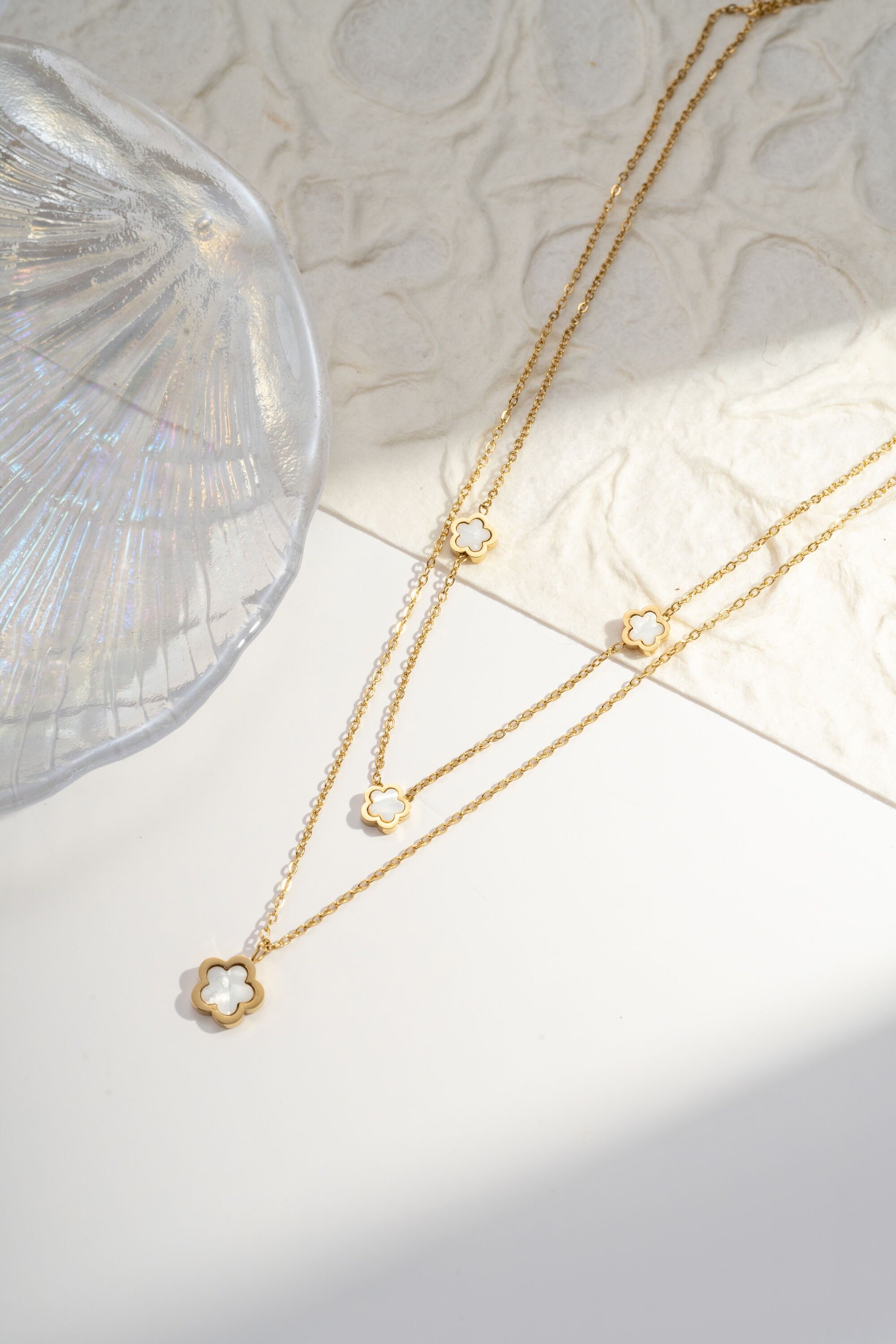 Gold-plated stainless steel necklace with elegant mother-of-pearl flower pendant