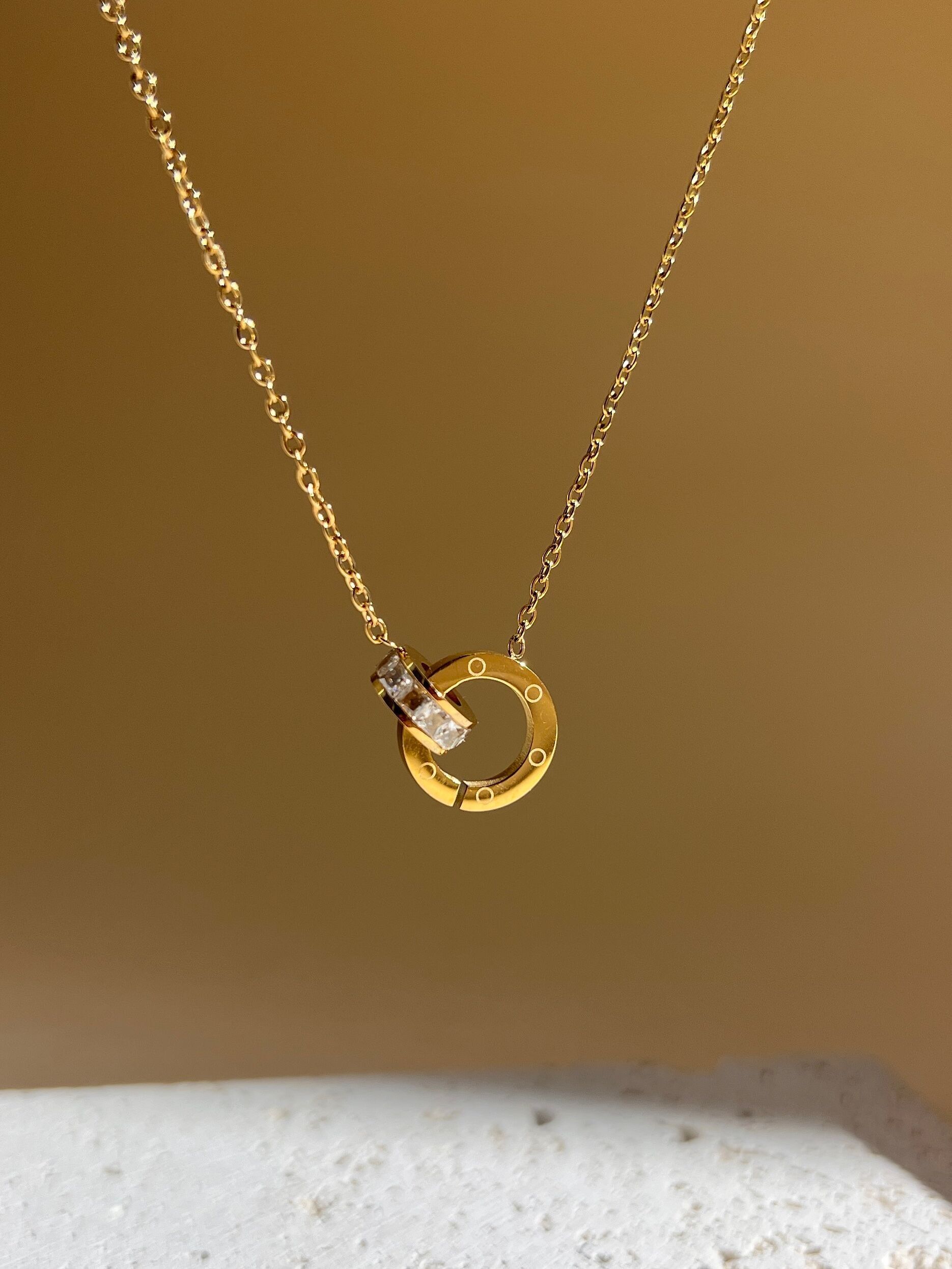 Stainless steel rhinestone intertwined round pendant necklace