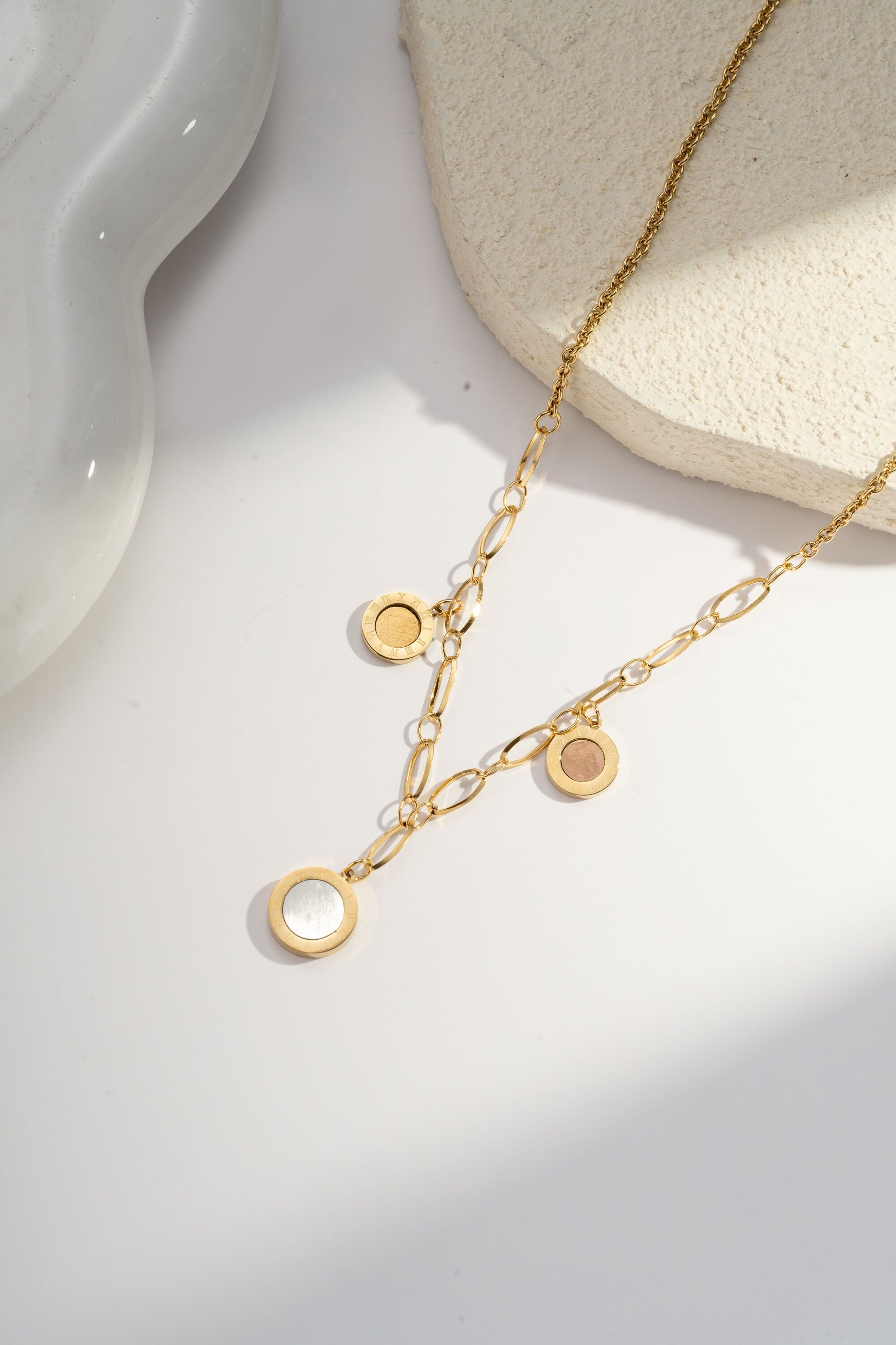 Collar grande de eslabones de acero con dijes redondos de números romanos.