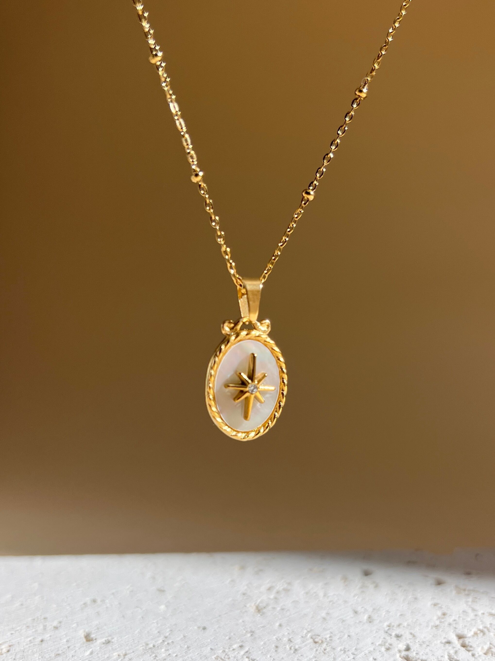 Collar de acero con colgante de estrella ovalada de nácar y diamantes de imitación