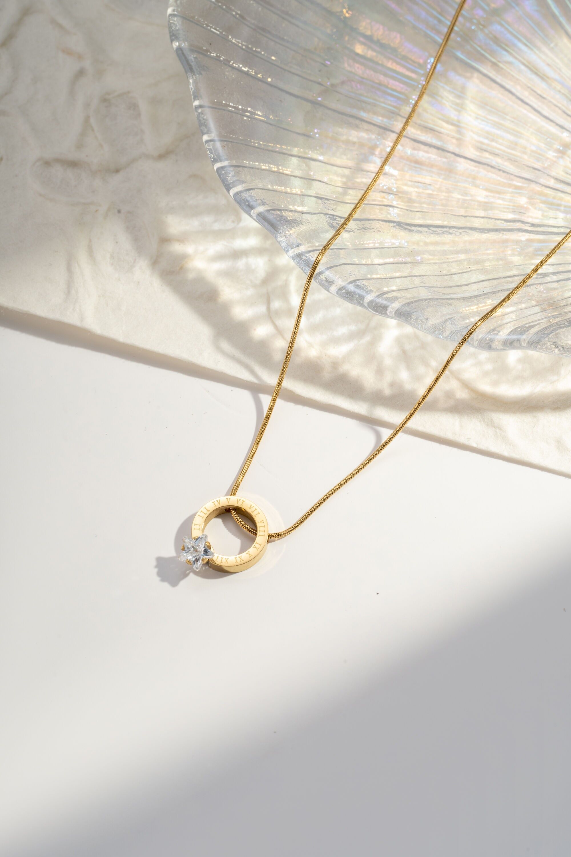 Collar de estrella de acero con circonitas y números romanos