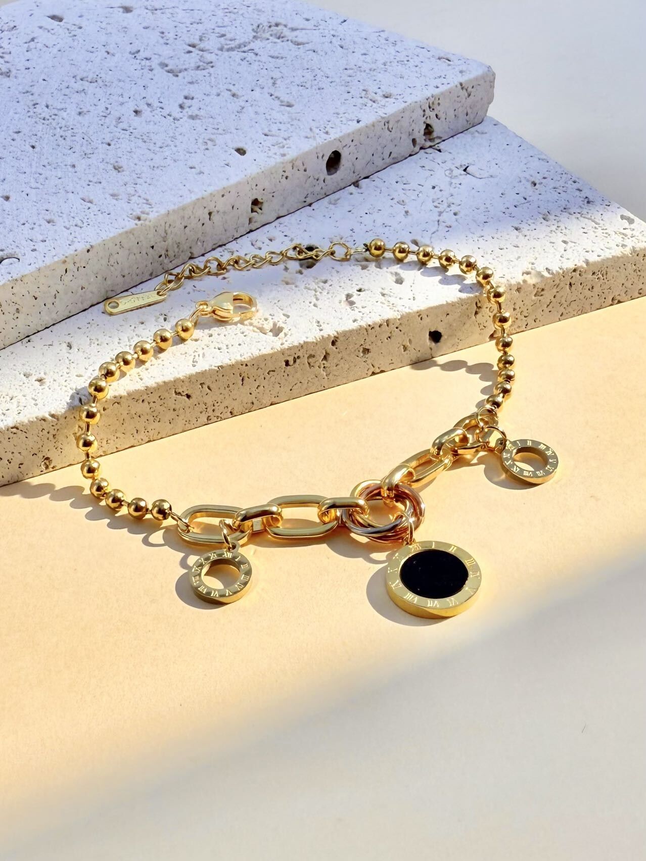 Pulsera de acero inoxidable con dijes redondos