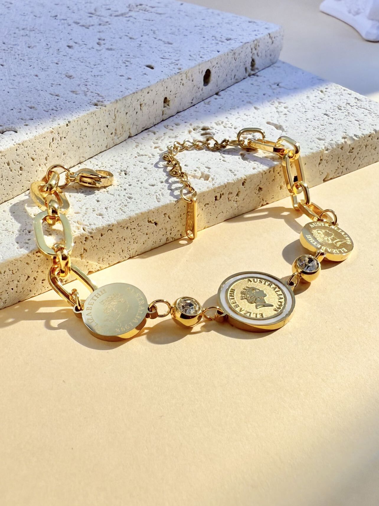 Pulsera de acero inoxidable con malla grande y medalla de moneda