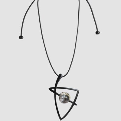 Collana con ciondolo in corno di bufalo e resina