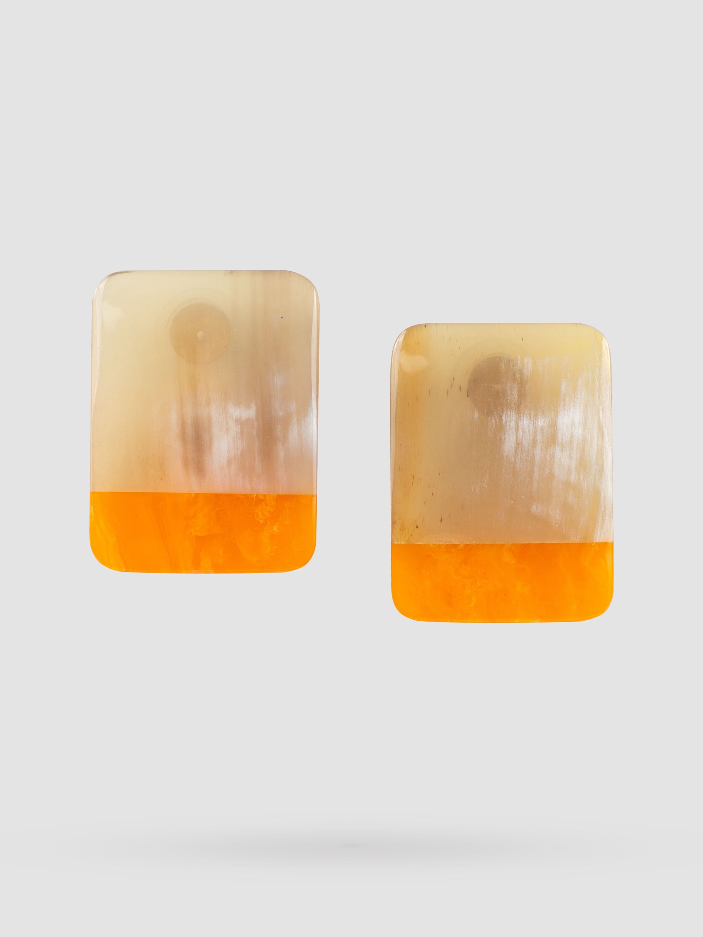 Boucles d'oreilles puces rectangulaires en corne de buffle et résine orange