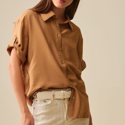 Camicia a maniche corte color cammello rilassata con bottoni dorati