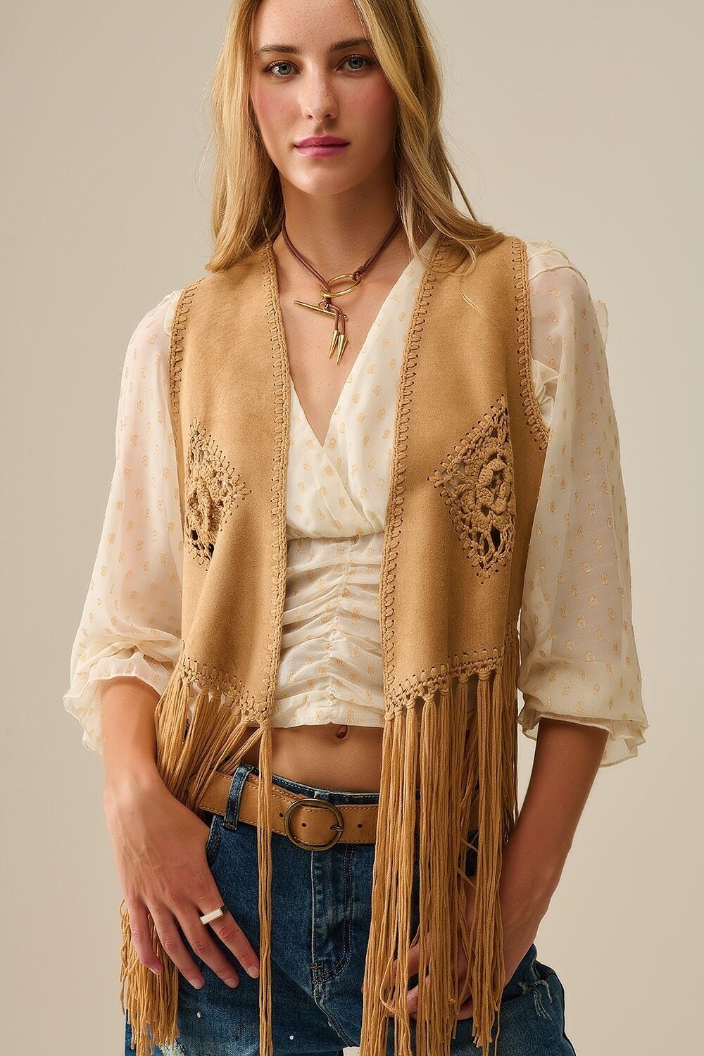 Gilet in finta pelle scamosciata con frange in stile cowgirl, color cammello