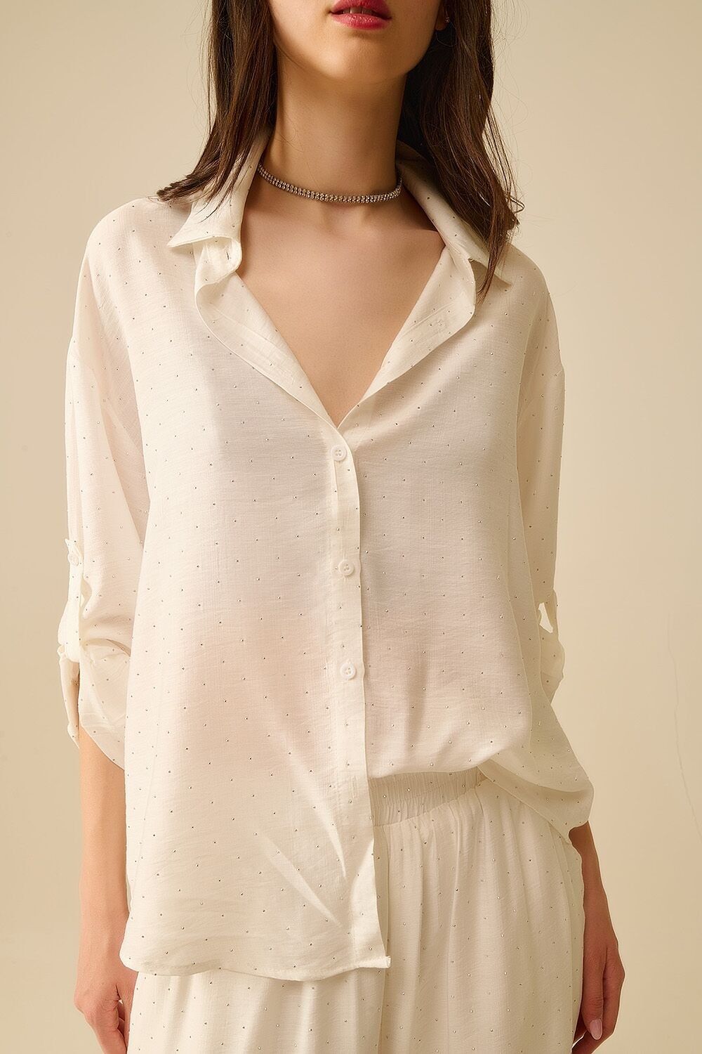 camicia bianca leggera con dettagli in strass