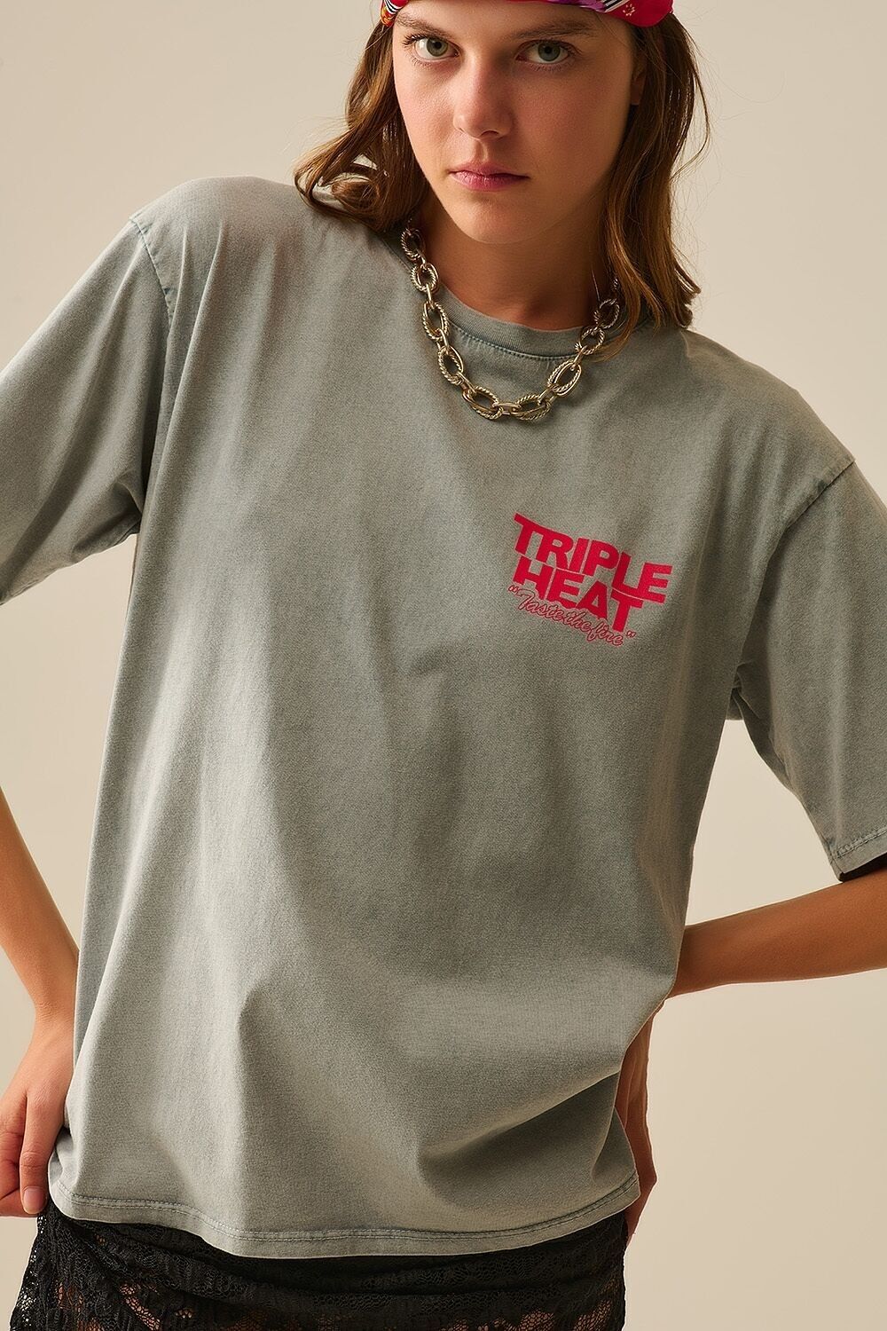 T-Shirt mit TRIPLE HEAT LOGO in verwaschenem Grau und lockerer Passform