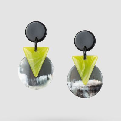 Boucles d'oreilles pendantes en corne et résine verte