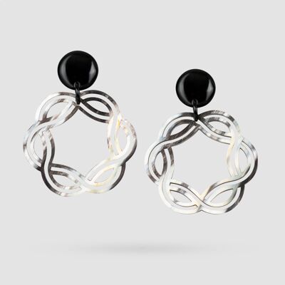 Boucles d'oreilles pendantes en corne sculptée