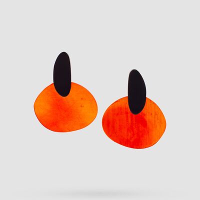 Boucles d'oreilles en corne teintée en rouge