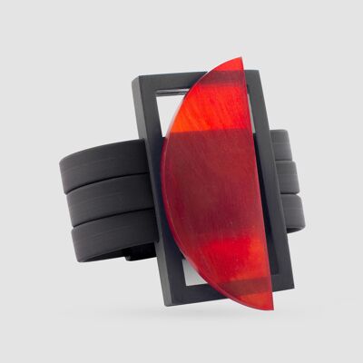 Brassard en corne teinte rouge
