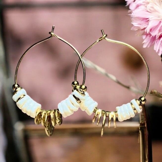 Orecchini a cerchio in conchiglia “VICTORY”.