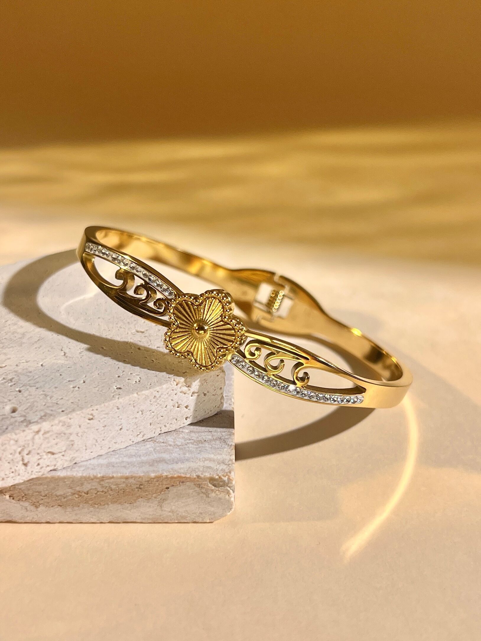 Pulsera con motivo de Flor Imperial en acero