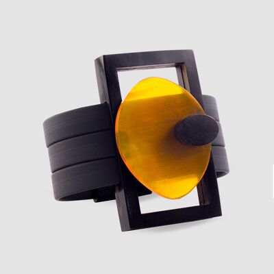 Brazalete de cuerno teñido de amarillo