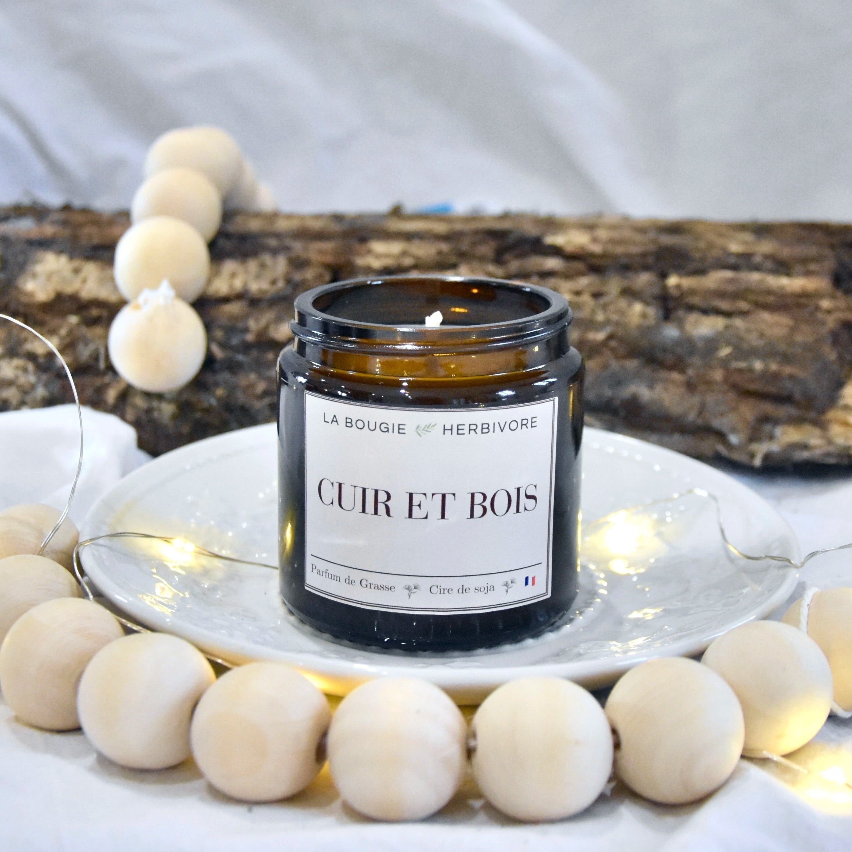 Leather and wood scented candle made from vegetable soy wax 90g