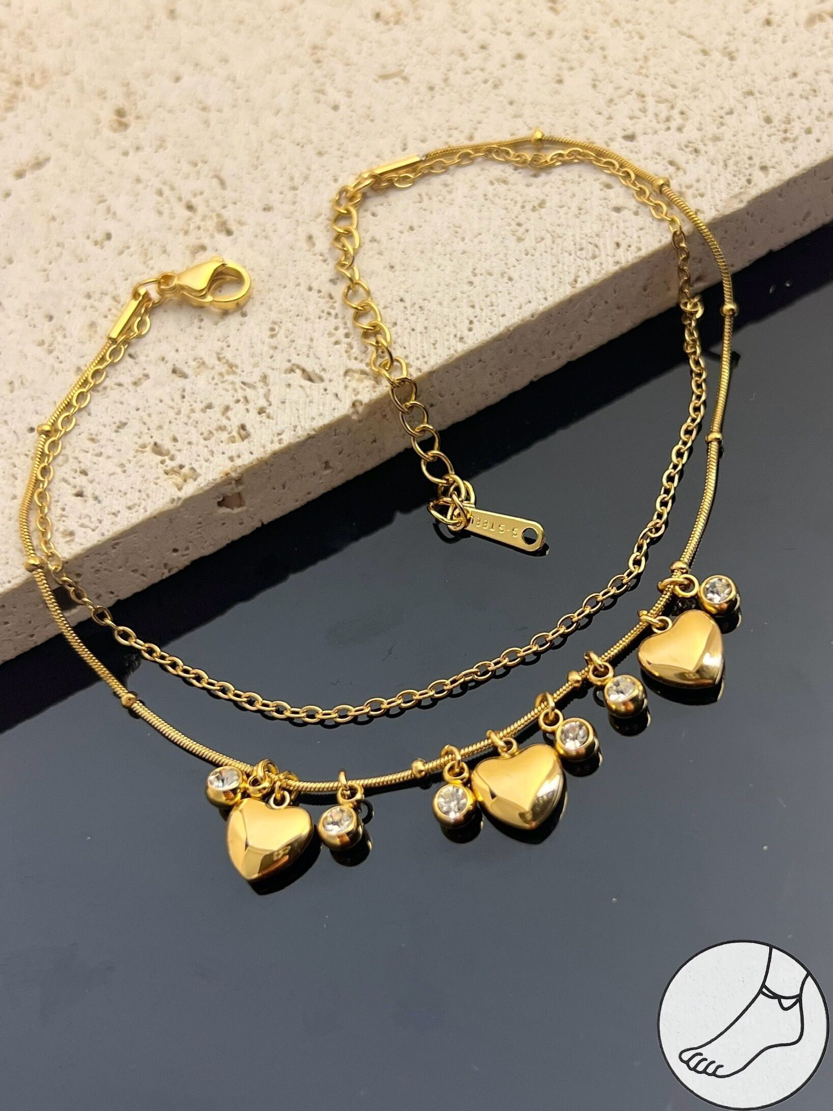 Cadena de tobillo de acero de doble vuelta con colgantes de corazón.